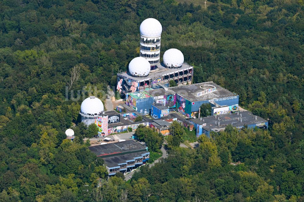 Berlin aus der Vogelperspektive: Ruine der ehemaligen Militär- Abhör- und Radaranlage auf dem Teufelsberg in Berlin - Charlottenburg