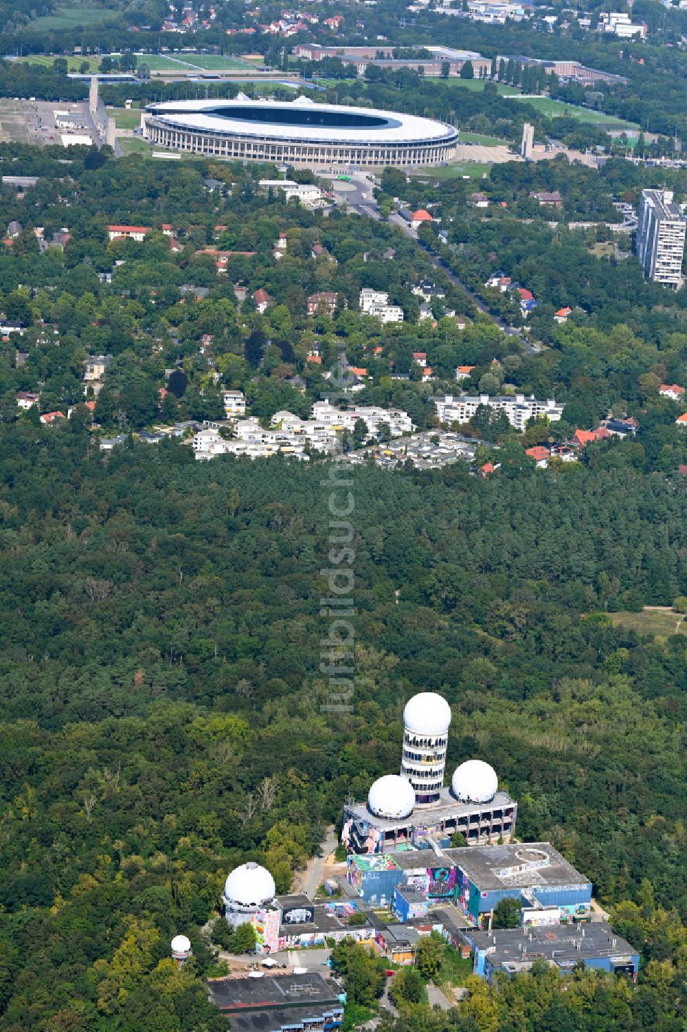 Luftbild Berlin - Ruine der ehemaligen Militär- Abhör- und Radaranlage auf dem Teufelsberg in Berlin - Charlottenburg