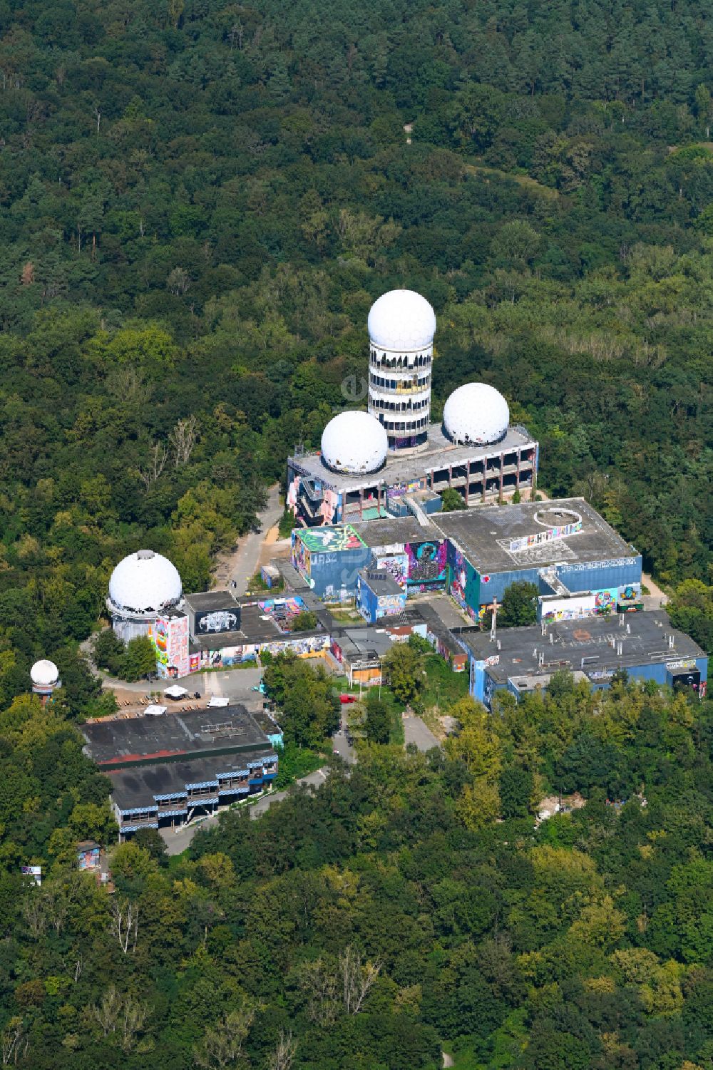 Luftaufnahme Berlin - Ruine der ehemaligen Militär- Abhör- und Radaranlage auf dem Teufelsberg in Berlin - Charlottenburg