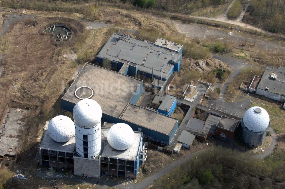 Luftbild Berlin - Ruine der ehemaligen Militär- Abhör- und Radaranlage auf dem Teufelsberg in Berlin - Charlottenburg