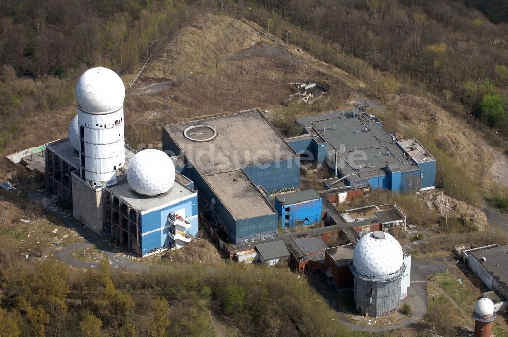 Luftbild Berlin - Ruine der ehemaligen Militär- Abhör- und Radaranlage auf dem Teufelsberg in Berlin - Charlottenburg