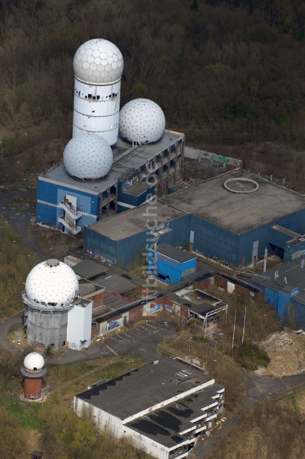 Luftaufnahme Berlin - Ruine der ehemaligen Militär- Abhör- und Radaranlage auf dem Teufelsberg in Berlin - Charlottenburg