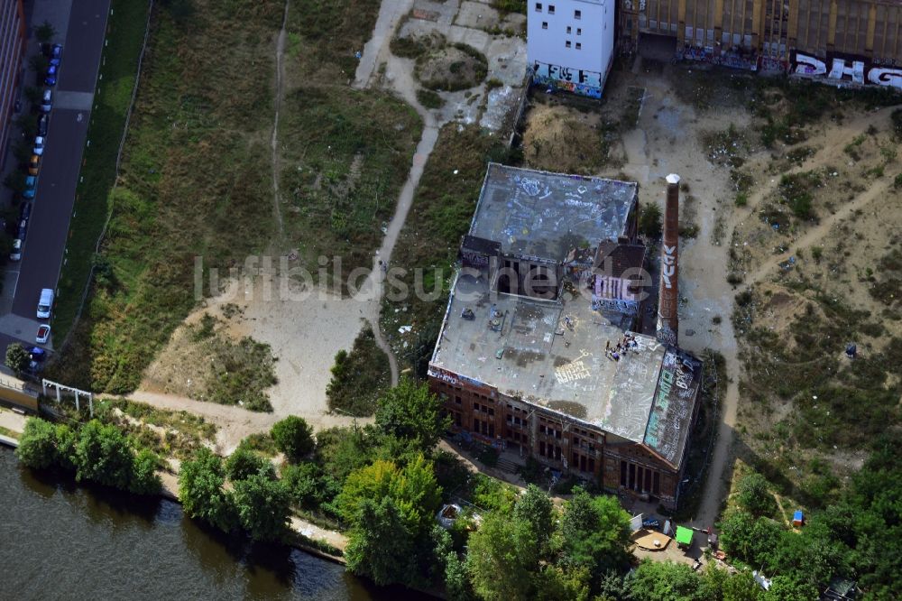 Berlin Mitte aus der Vogelperspektive: Ruine - Fabrikruine am Paula-Thiede-Ufer am Ufer der Spree in Berlin - Mitte