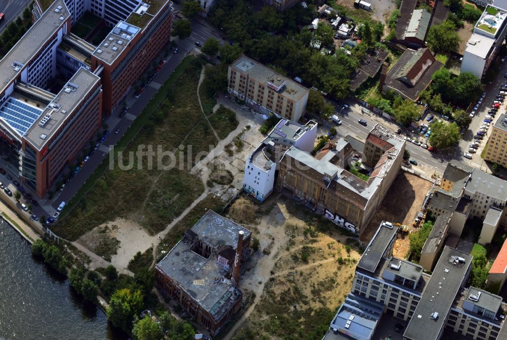 Luftbild Berlin Mitte - Ruine - Fabrikruine am Paula-Thiede-Ufer am Ufer der Spree in Berlin - Mitte