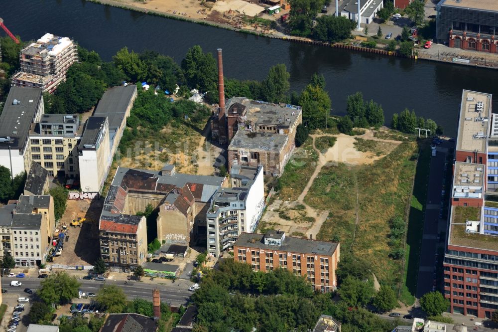 Luftaufnahme Berlin Mitte - Ruine - Fabrikruine am Paula-Thiede-Ufer am Ufer der Spree in Berlin - Mitte