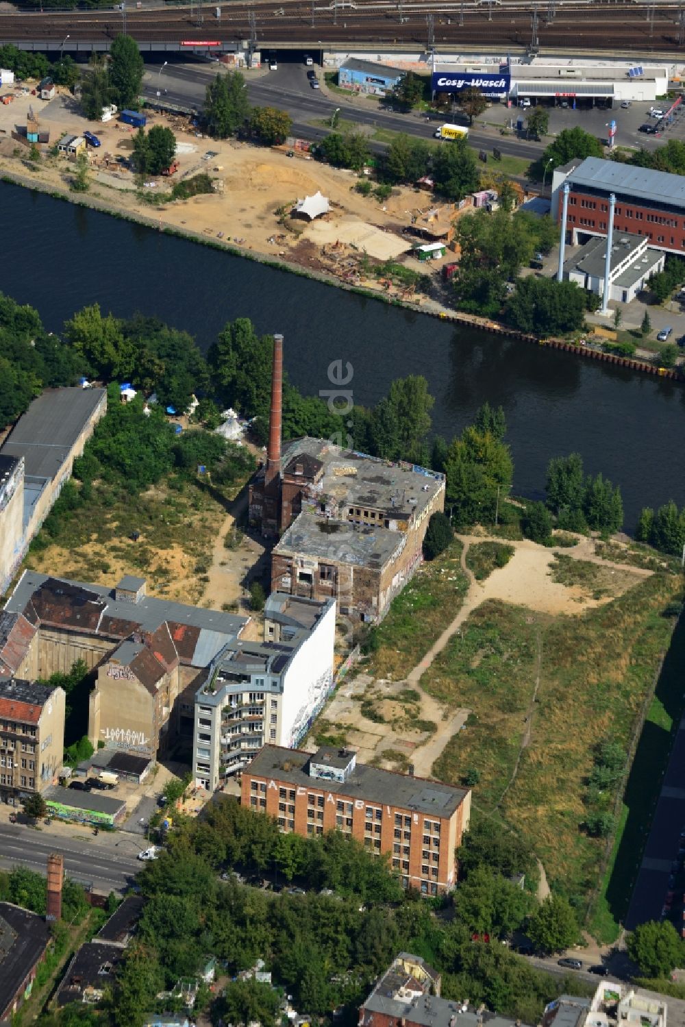 Berlin Mitte von oben - Ruine - Fabrikruine am Paula-Thiede-Ufer am Ufer der Spree in Berlin - Mitte