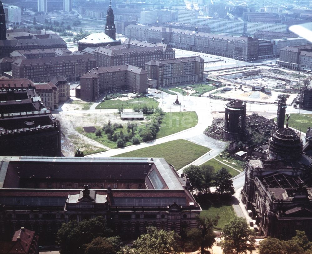 Luftaufnahme Dresden - Ruine der Frauenkirche ( rechts Mitte ) in Dresden im Bundesland Sachsen