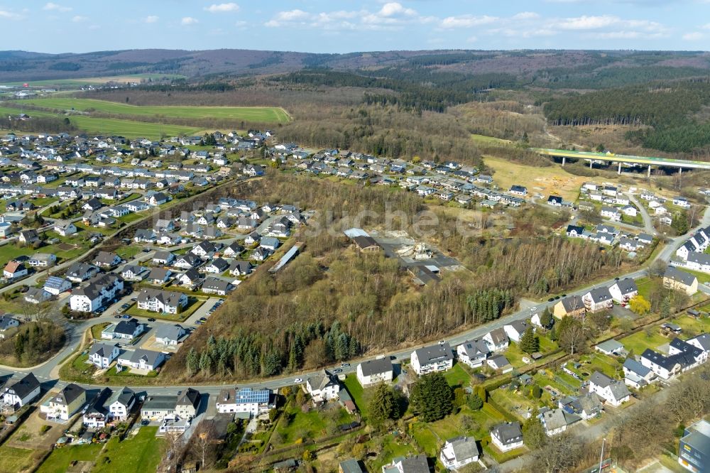 Meschede von oben - Ruine der Gebäude der alten Ziegelei in Meschede im Bundesland Nordrhein-Westfalen, Deutschland