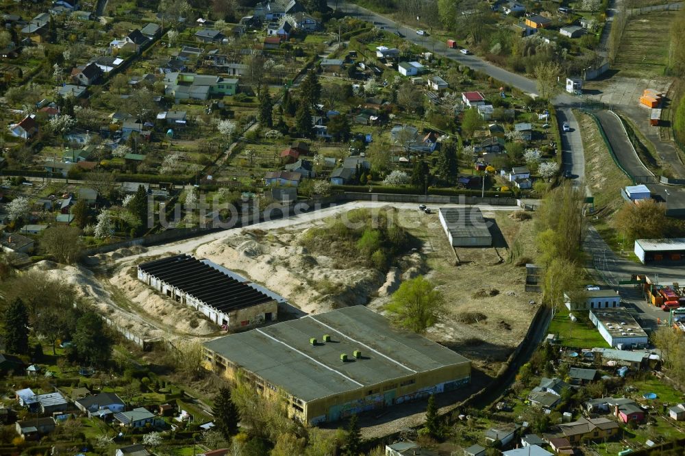 Berlin von oben - Ruine der Gebäude und Hallen an der Asgardstraße - Spechtfinkweg Berlin, Deutschland