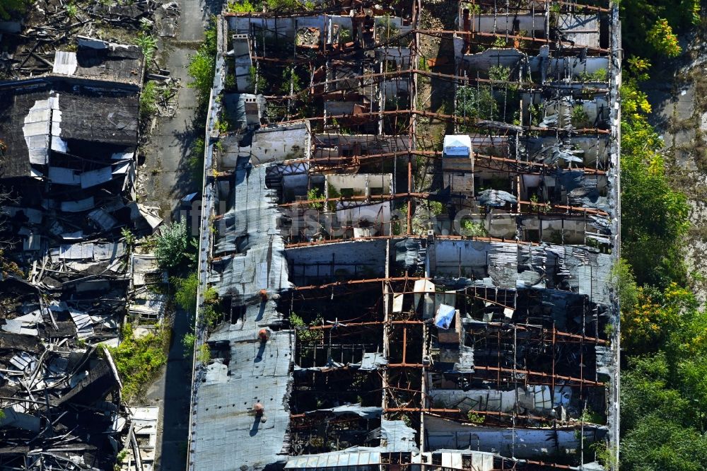 Luftbild Berlin - Ruine der Gebäude und Hallen des ehemaligen DDR Betriebes VEB Kühlautomat am Segelfliegerdamm im Ortsteil Johannisthal in Berlin, Deutschland