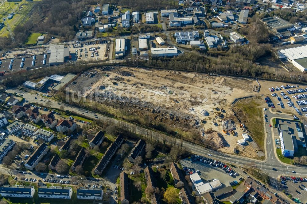 Luftaufnahme Hattingen - Ruine der Gebäude und Hallen auf dem ehemaligen O&K-Gelände mit neuem Parkplatz und Polizeiwache entlang der Nierenhofer Straße in Hattingen im Bundesland Nordrhein-Westfalen, Deutschland