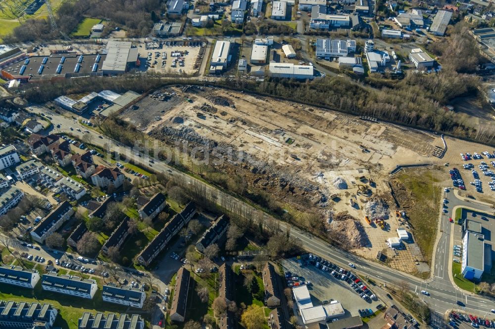 Hattingen von oben - Ruine der Gebäude und Hallen auf dem ehemaligen O&K-Gelände mit neuem Parkplatz und Polizeiwache entlang der Nierenhofer Straße in Hattingen im Bundesland Nordrhein-Westfalen, Deutschland