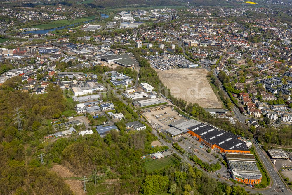 Hattingen aus der Vogelperspektive: Ruine der Gebäude und Hallen auf dem ehemaligen O&K-Gelände mit neuem Parkplatz und Polizeiwache entlang der Nierenhofer Straße in Hattingen im Bundesland Nordrhein-Westfalen, Deutschland