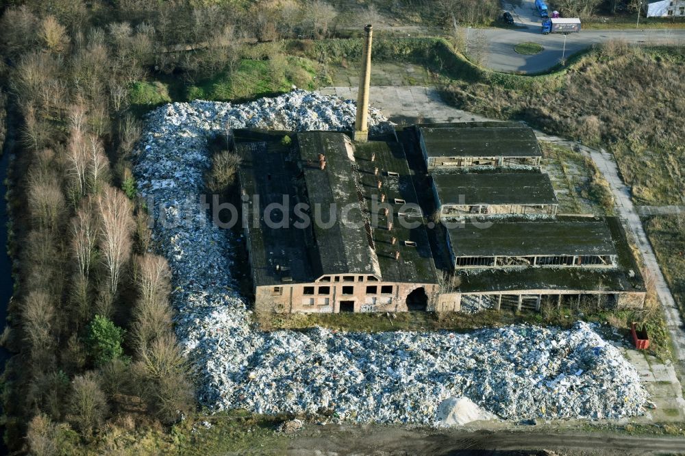 Fürstenwalde/Spree aus der Vogelperspektive: Ruine der Gebäude und Hallen des ehemaligen Reifenwerkes am Tränkeweg in Fürstenwalde/Spree im Bundesland Brandenburg