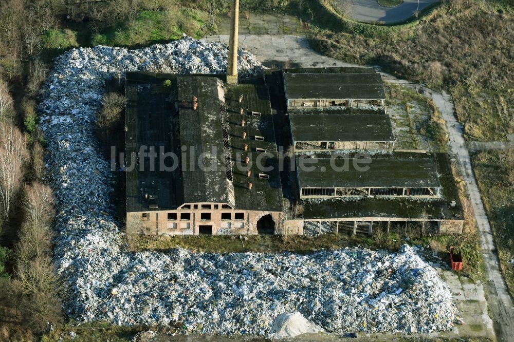 Luftaufnahme Fürstenwalde/Spree - Ruine der Gebäude und Hallen des ehemaligen Reifenwerkes am Tränkeweg in Fürstenwalde/Spree im Bundesland Brandenburg