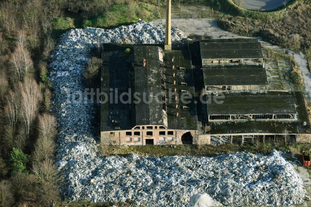 Fürstenwalde/Spree von oben - Ruine der Gebäude und Hallen des ehemaligen Reifenwerkes am Tränkeweg in Fürstenwalde/Spree im Bundesland Brandenburg