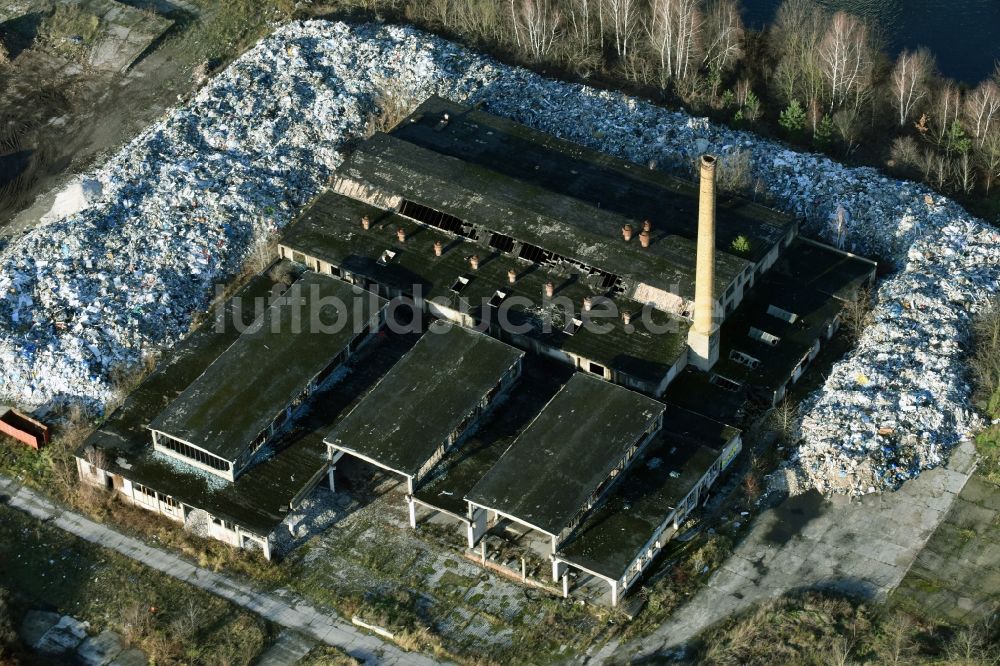 Luftaufnahme Fürstenwalde/Spree - Ruine der Gebäude und Hallen des ehemaligen Reifenwerkes am Tränkeweg in Fürstenwalde/Spree im Bundesland Brandenburg