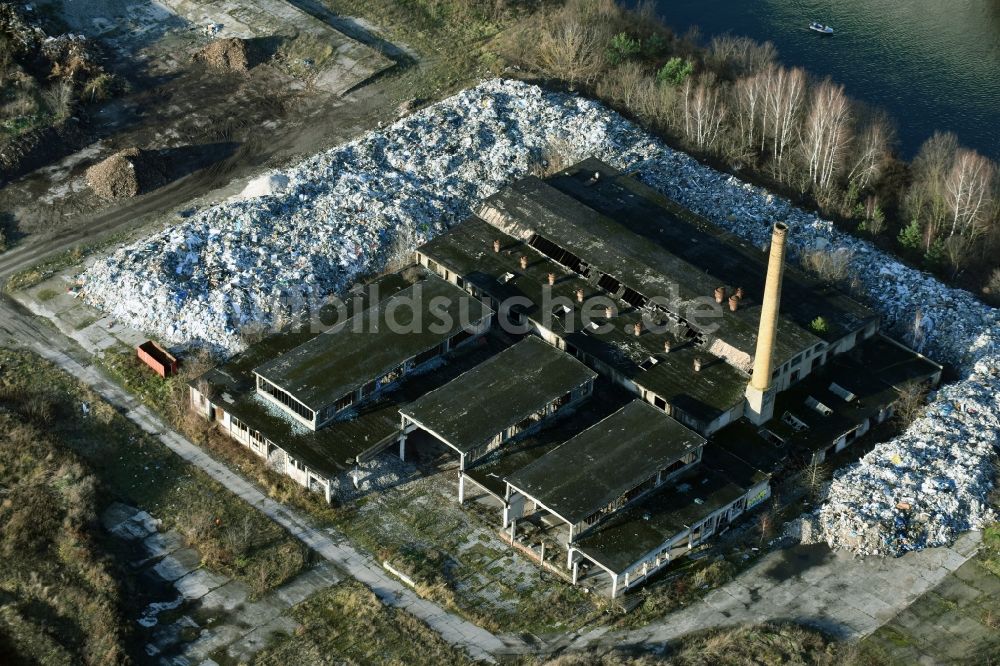 Fürstenwalde/Spree von oben - Ruine der Gebäude und Hallen des ehemaligen Reifenwerkes am Tränkeweg in Fürstenwalde/Spree im Bundesland Brandenburg