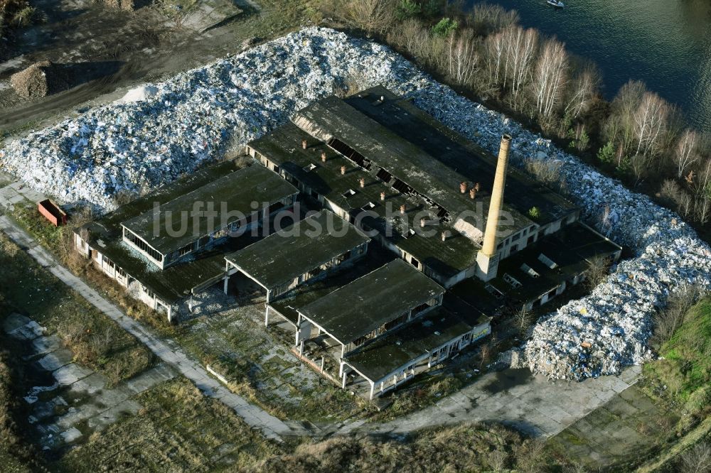 Fürstenwalde/Spree aus der Vogelperspektive: Ruine der Gebäude und Hallen des ehemaligen Reifenwerkes am Tränkeweg in Fürstenwalde/Spree im Bundesland Brandenburg