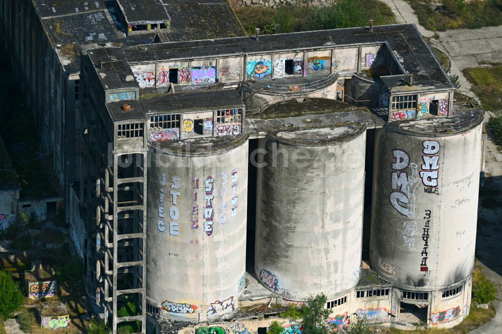 Luftaufnahme Rüdersdorf - Ruine der Gebäude und Hallen der Zement- und Phosphatchemiefabrik in Rüdersdorf im Bundesland Brandenburg, Deutschland