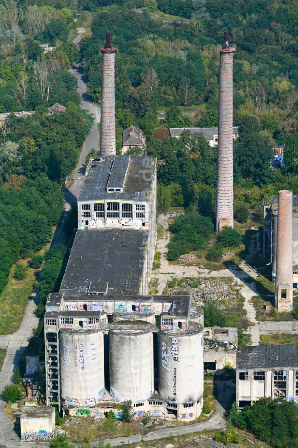 Rüdersdorf von oben - Ruine der Gebäude und Hallen der Zement- und Phosphatchemiefabrik in Rüdersdorf im Bundesland Brandenburg, Deutschland