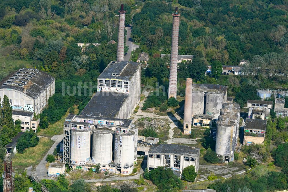 Rüdersdorf aus der Vogelperspektive: Ruine der Gebäude und Hallen der Zement- und Phosphatchemiefabrik in Rüdersdorf im Bundesland Brandenburg, Deutschland