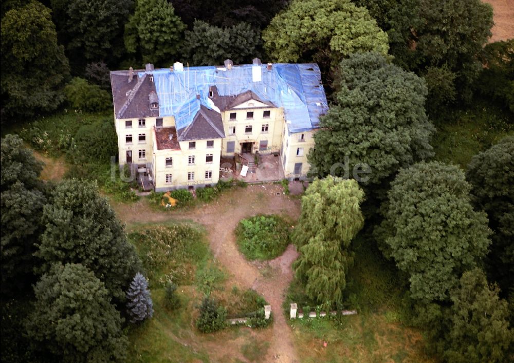 Rheinberg aus der Vogelperspektive: Ruine des Gutshauses und Herrenhauses Haus Wolfskuhlen in Rheinberg im Bundesland Nordrhein-Westfalen