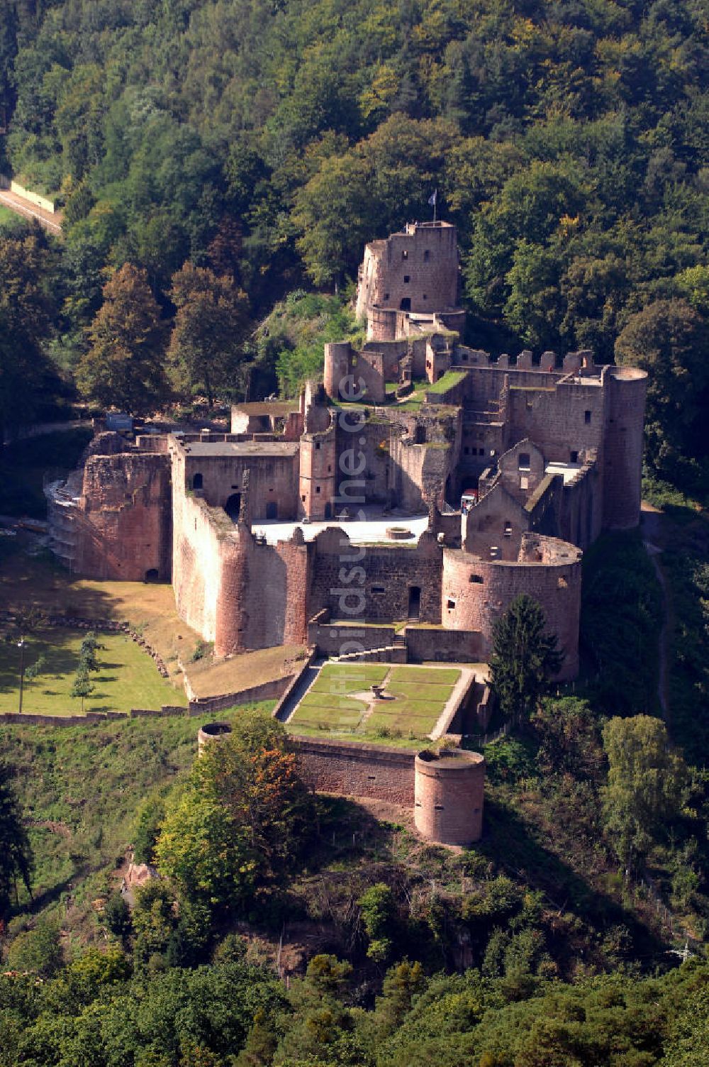 Bad Dürkheim aus der Vogelperspektive: Ruine Hardenburg in Bad Dürkheim