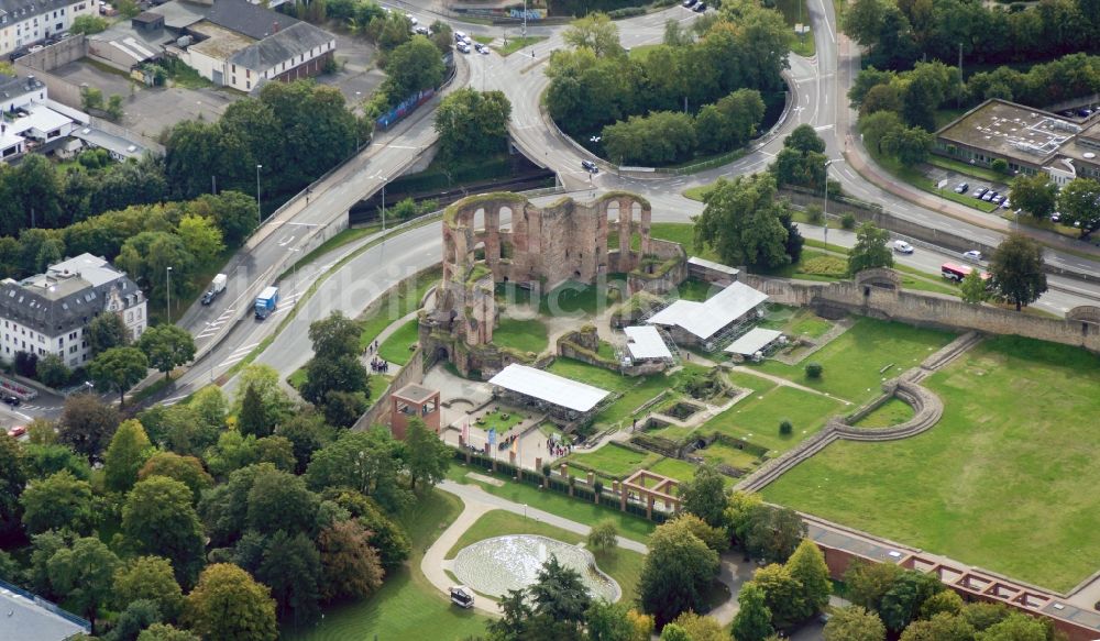 Trier von oben - Ruine der Kaiserthermen in Trier im Bundesland Rheinland-Pfalz