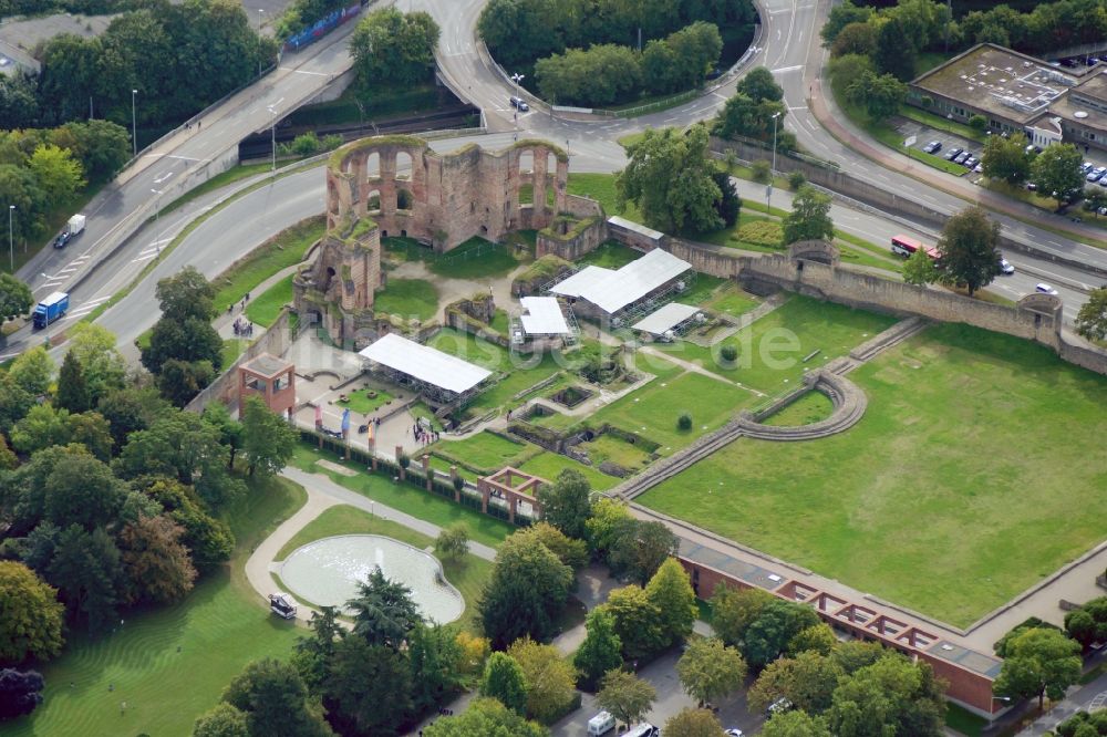 Trier aus der Vogelperspektive: Ruine der Kaiserthermen in Trier im Bundesland Rheinland-Pfalz