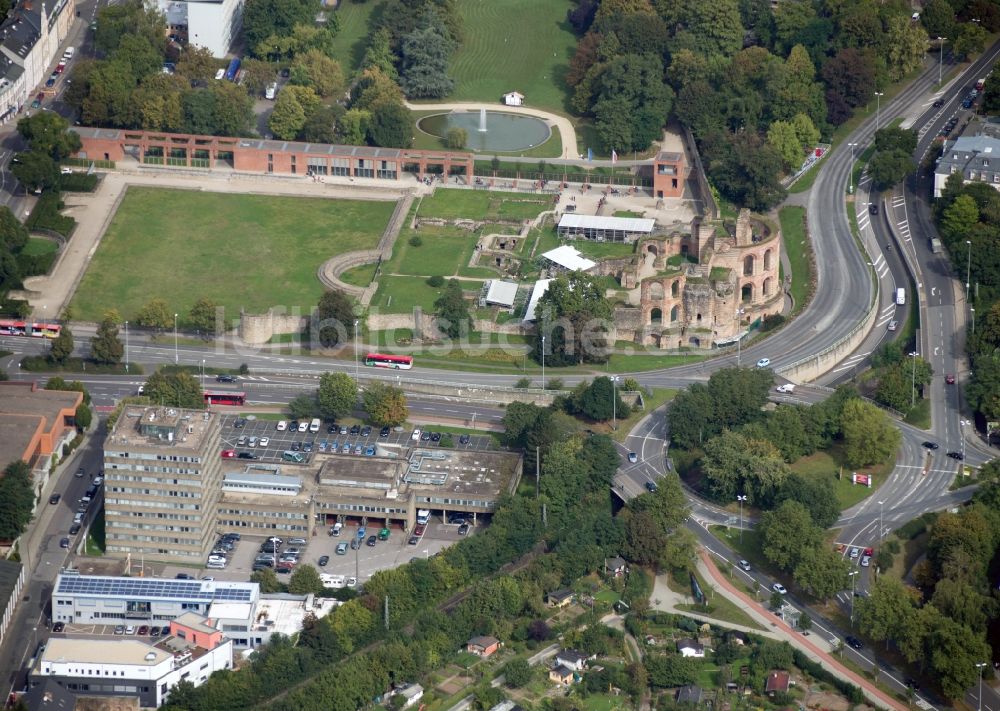 Trier von oben - Ruine der Kaiserthermen in Trier im Bundesland Rheinland-Pfalz