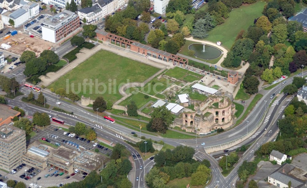 Trier aus der Vogelperspektive: Ruine der Kaiserthermen in Trier im Bundesland Rheinland-Pfalz