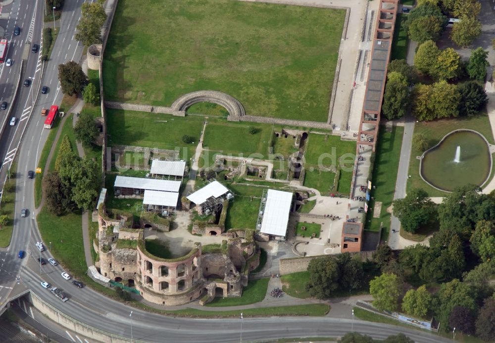 Luftaufnahme Trier - Ruine der Kaiserthermen in Trier im Bundesland Rheinland-Pfalz