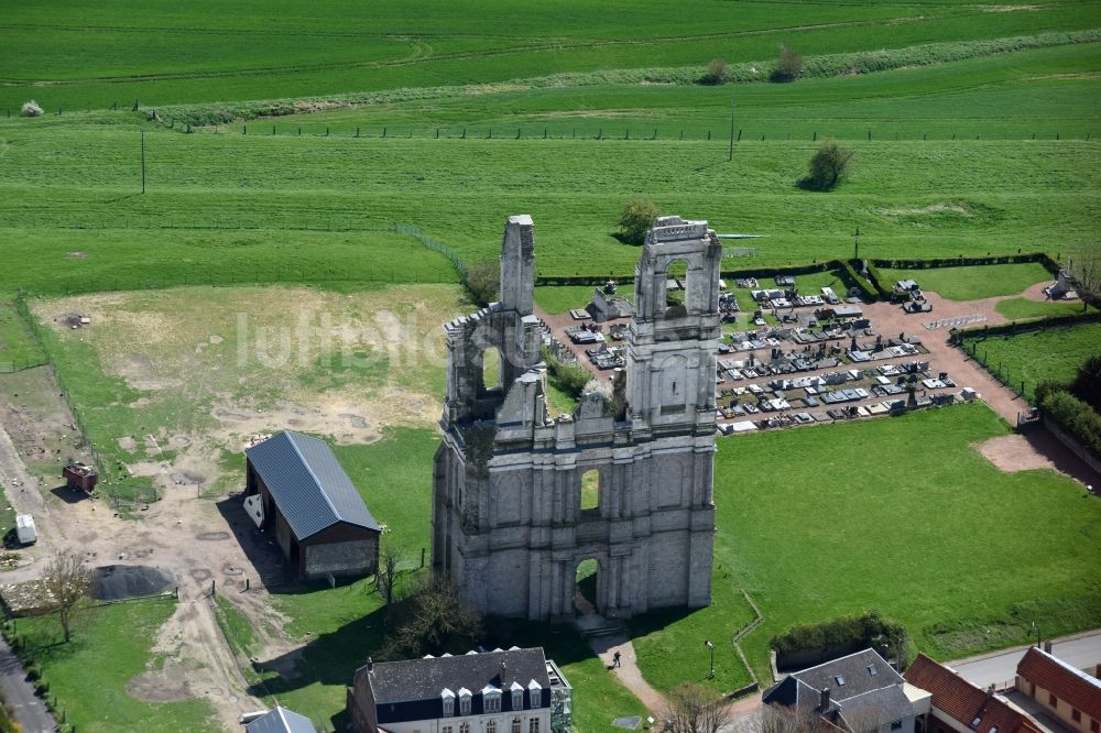 Mont-Saint-Éloi von oben - Ruine des Kirchengebäude der beiden eingestürzten Türme und Reste der Fassade der Abtei in Mont-Saint-Éloi in Nord-Pas-de-Calais Picardie, Frankreich