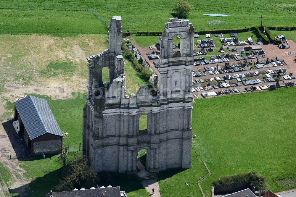 Mont-Saint-Éloi aus der Vogelperspektive: Ruine des Kirchengebäude der beiden eingestürzten Türme und Reste der Fassade der Abtei in Mont-Saint-Éloi in Nord-Pas-de-Calais Picardie, Frankreich