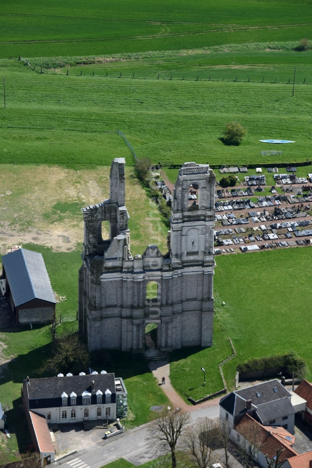 Luftbild Mont-Saint-Éloi - Ruine des Kirchengebäude der beiden eingestürzten Türme und Reste der Fassade der Abtei in Mont-Saint-Éloi in Nord-Pas-de-Calais Picardie, Frankreich