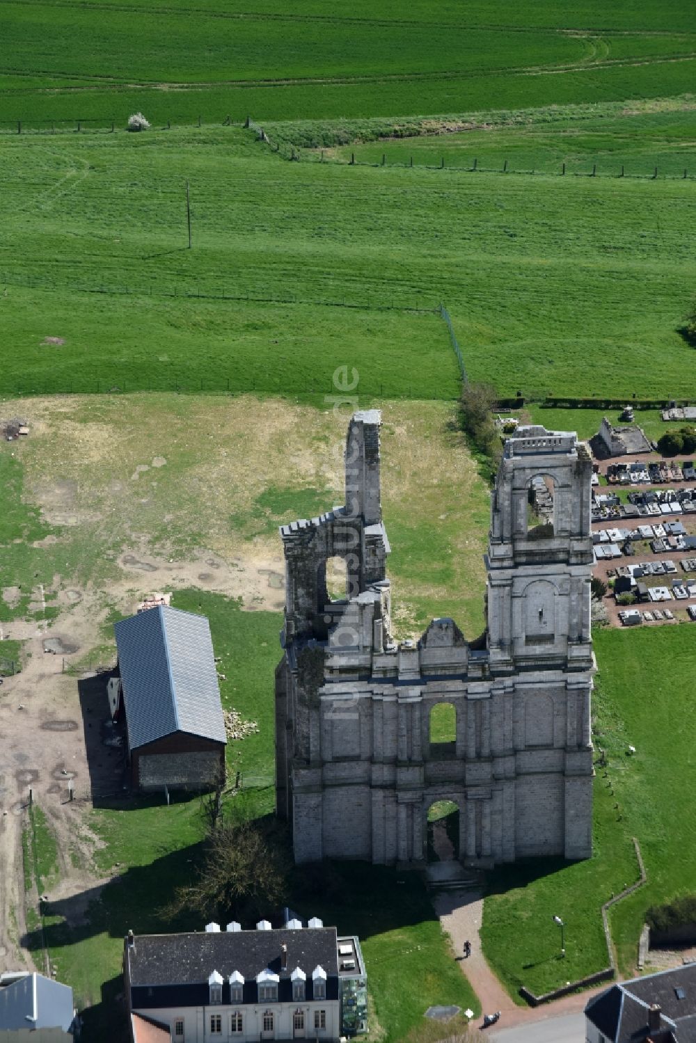 Luftaufnahme Mont-Saint-Éloi - Ruine des Kirchengebäude der beiden eingestürzten Türme und Reste der Fassade der Abtei in Mont-Saint-Éloi in Nord-Pas-de-Calais Picardie, Frankreich