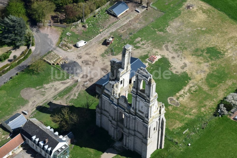 Mont-Saint-Éloi von oben - Ruine des Kirchengebäude der beiden eingestürzten Türme und Reste der Fassade der Abtei in Mont-Saint-Éloi in Nord-Pas-de-Calais Picardie, Frankreich