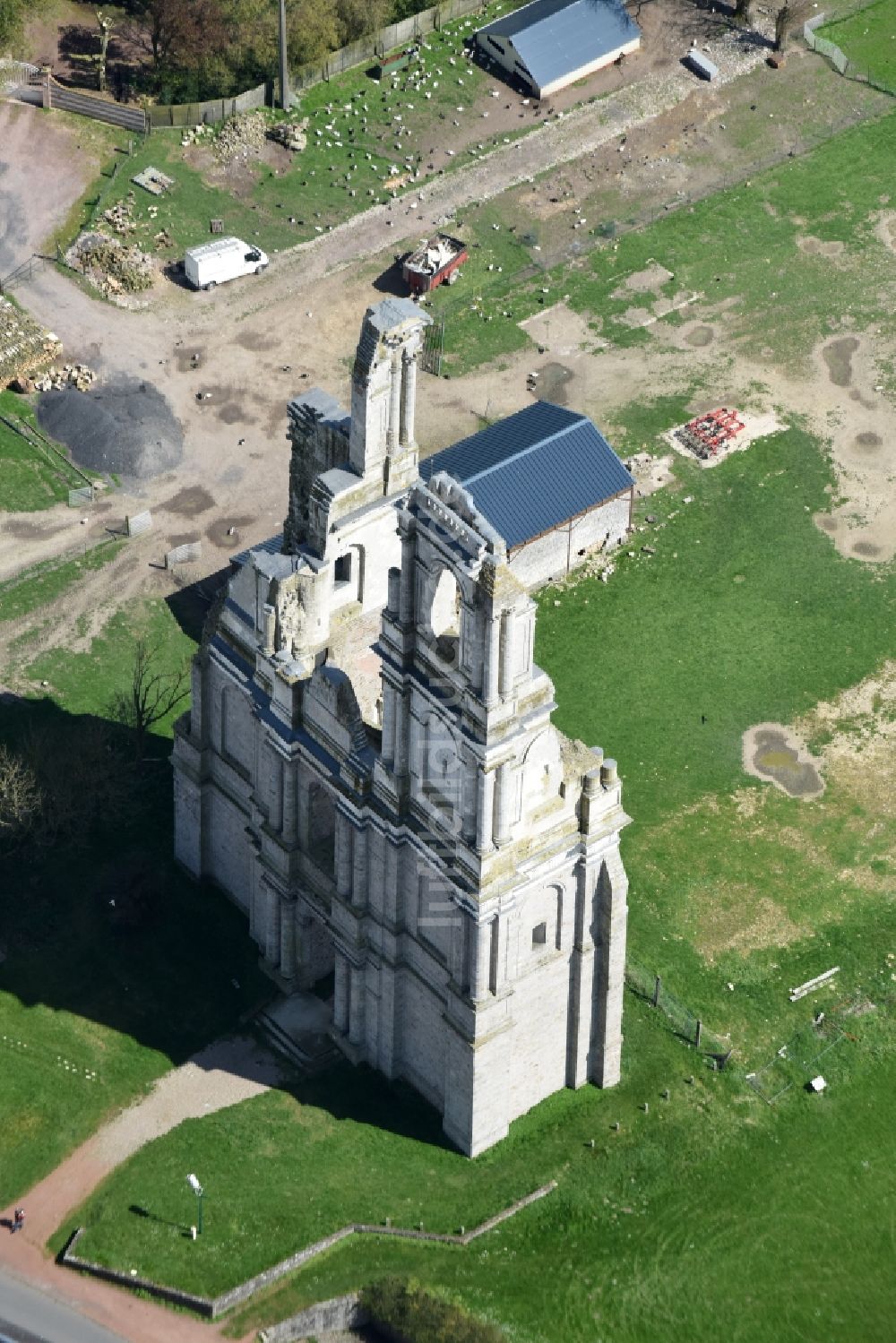 Mont-Saint-Éloi aus der Vogelperspektive: Ruine des Kirchengebäude der beiden eingestürzten Türme und Reste der Fassade der Abtei in Mont-Saint-Éloi in Nord-Pas-de-Calais Picardie, Frankreich