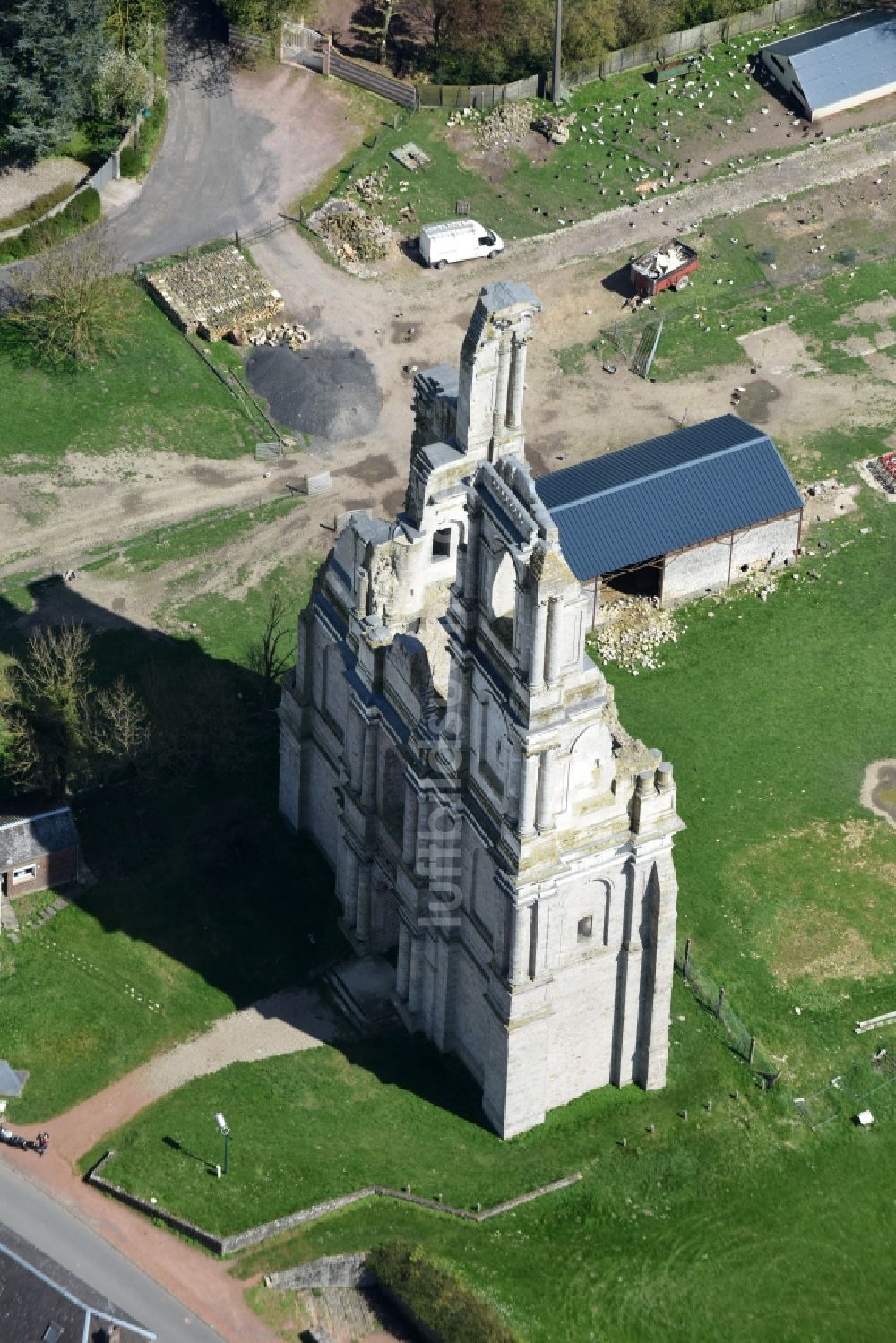 Luftbild Mont-Saint-Éloi - Ruine des Kirchengebäude der beiden eingestürzten Türme und Reste der Fassade der Abtei in Mont-Saint-Éloi in Nord-Pas-de-Calais Picardie, Frankreich