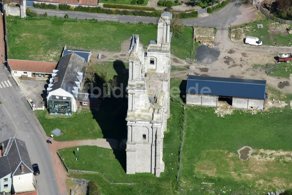 Luftaufnahme Mont-Saint-Éloi - Ruine des Kirchengebäude der beiden eingestürzten Türme und Reste der Fassade der Abtei in Mont-Saint-Éloi in Nord-Pas-de-Calais Picardie, Frankreich