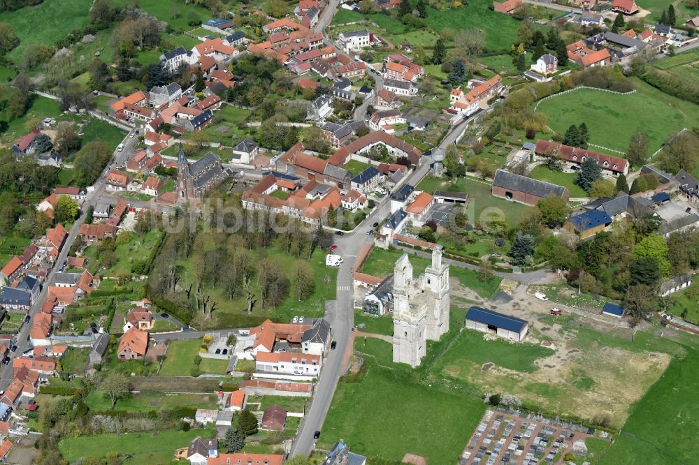 Mont-Saint-Éloi von oben - Ruine des Kirchengebäude der beiden eingestürzten Türme und Reste der Fassade der Abtei in Mont-Saint-Éloi in Nord-Pas-de-Calais Picardie, Frankreich