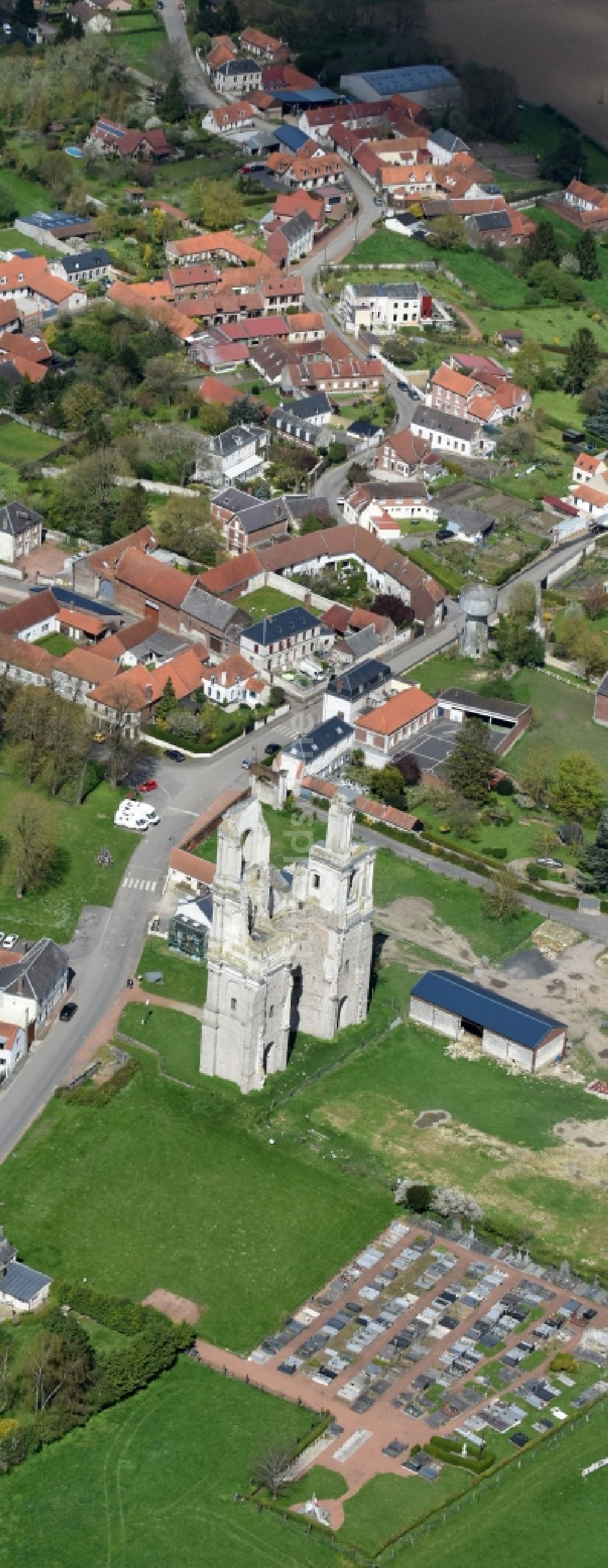 Mont-Saint-Éloi von oben - Ruine des Kirchengebäude der beiden eingestürzten Türme und Reste der Fassade der Abtei in Mont-Saint-Éloi in Nord-Pas-de-Calais Picardie, Frankreich