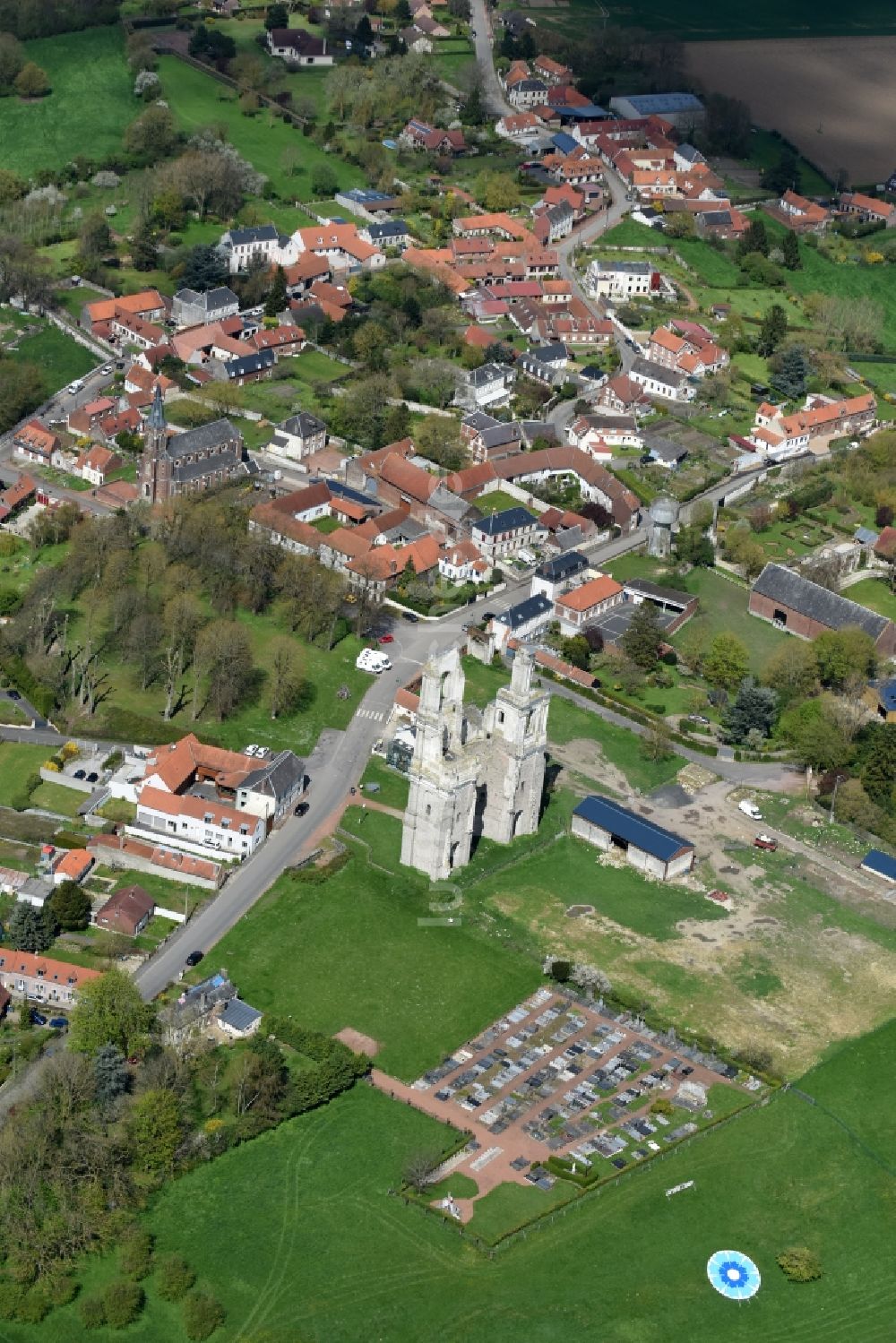 Mont-Saint-Éloi aus der Vogelperspektive: Ruine des Kirchengebäude der beiden eingestürzten Türme und Reste der Fassade der Abtei in Mont-Saint-Éloi in Nord-Pas-de-Calais Picardie, Frankreich