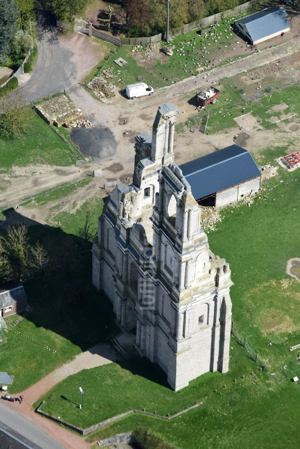 Mont-Saint-Éloi von oben - Ruine des Kirchengebäude der beiden eingestürzten Türme und Reste der Fassade der Abtei in Mont-Saint-Éloi in Nord-Pas-de-Calais Picardie, Frankreich