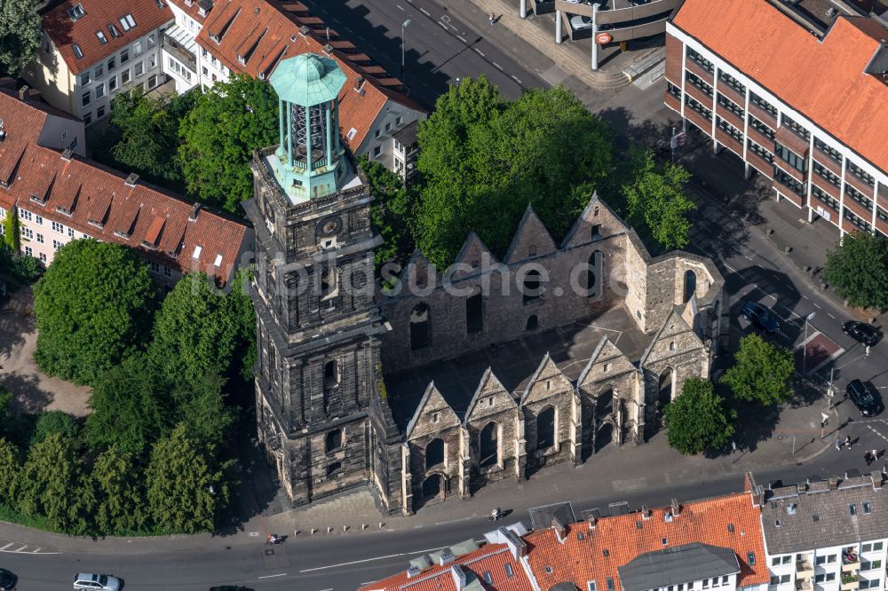 Hannover von oben - Ruine des Kirchengebäude der der Aegidienkirche in Hannover im Bundesland Niedersachsen, Deutschland