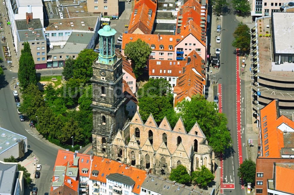 Luftaufnahme Hannover - Ruine des Kirchengebäude der der Aegidienkirche in Hannover im Bundesland Niedersachsen, Deutschland