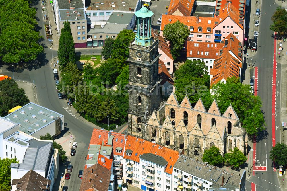 Hannover von oben - Ruine des Kirchengebäude der der Aegidienkirche in Hannover im Bundesland Niedersachsen, Deutschland