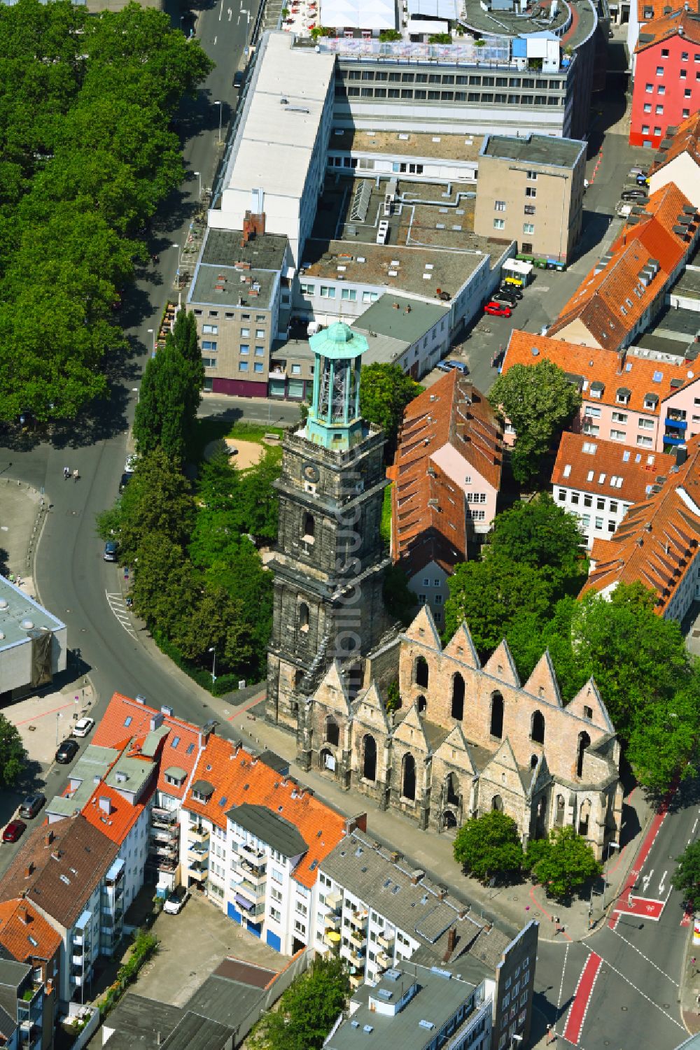 Hannover aus der Vogelperspektive: Ruine des Kirchengebäude der der Aegidienkirche in Hannover im Bundesland Niedersachsen, Deutschland