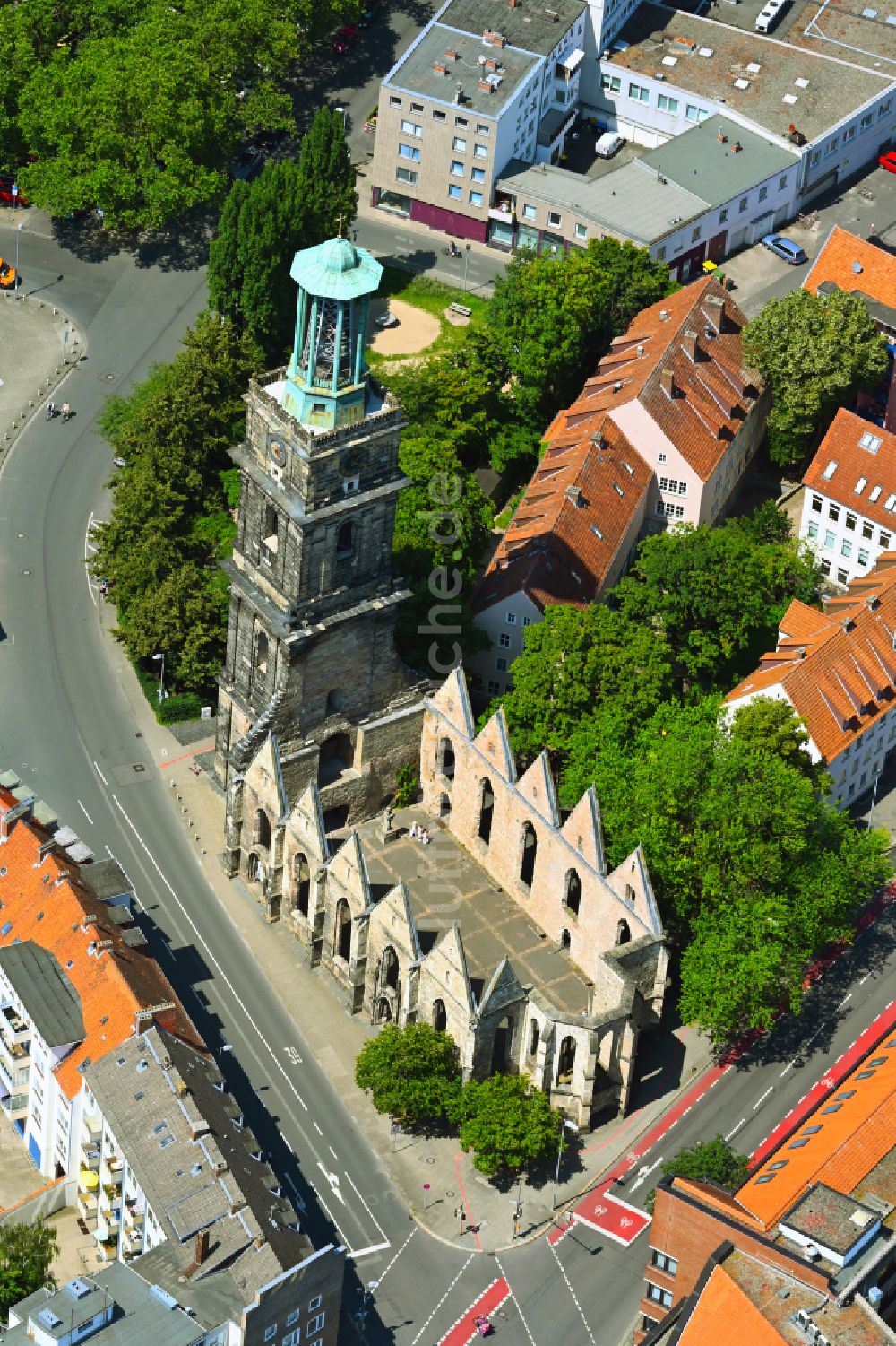 Luftbild Hannover - Ruine des Kirchengebäude der der Aegidienkirche in Hannover im Bundesland Niedersachsen, Deutschland